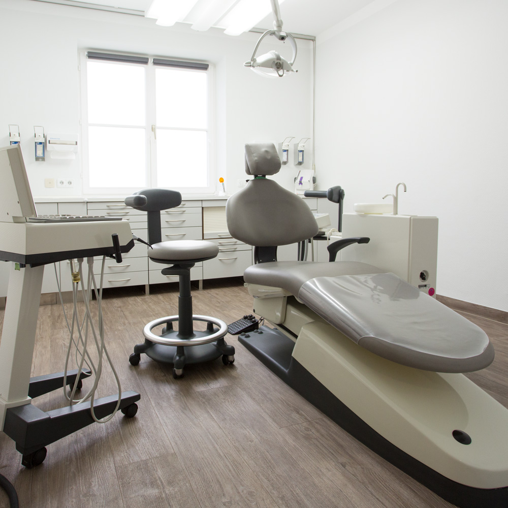 Behandlungszimmer. Zahnarztpraxis Implantate Ammersee