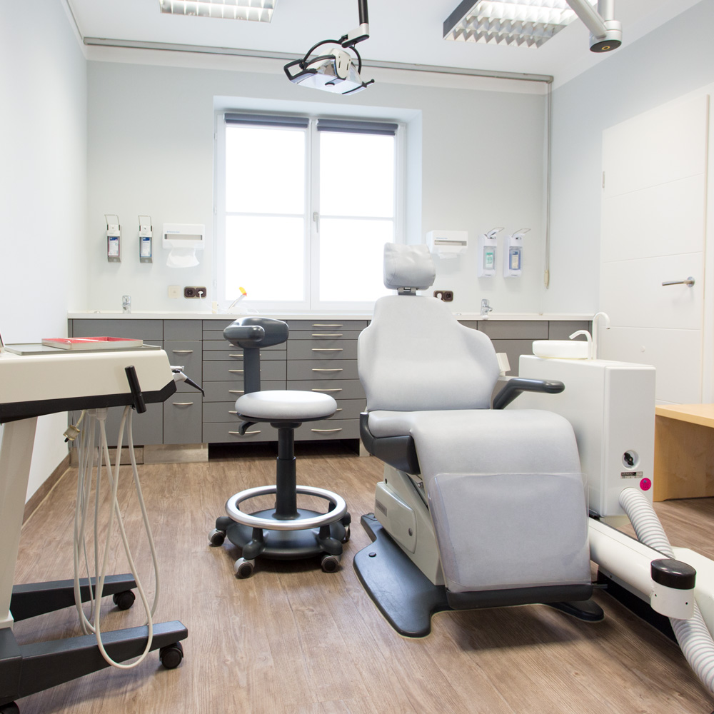 Behandlungszimmer. Zahnarztpraxis Implantate Ammersee